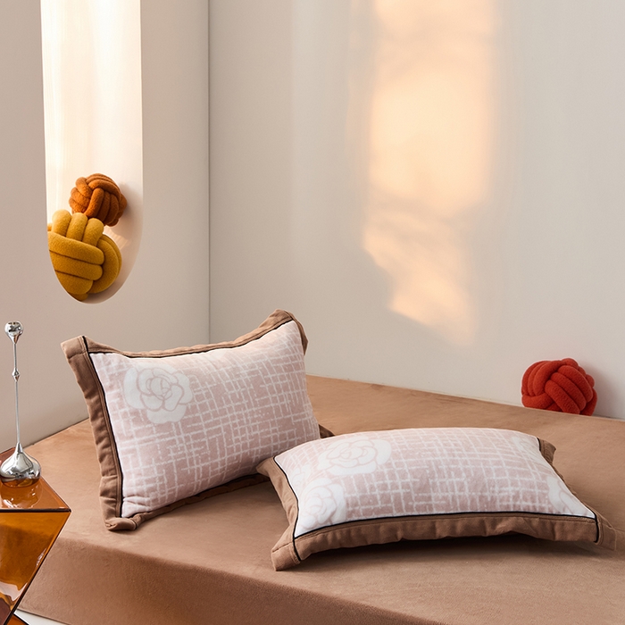 91家纺网 家纺一手货源 找家纺 LADYCOCO可可家居 单枕套-2024新款牛奶绒数码印花单品系列 山茶花玉色+深咖