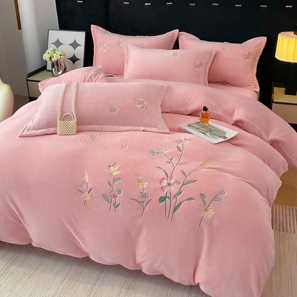 91家纺网 家纺一手货源 找家纺 （总）孟鑫家纺 2025新款大版绣花牛奶绒四件套刺绣花卉高克重宝宝绒-秘密花园