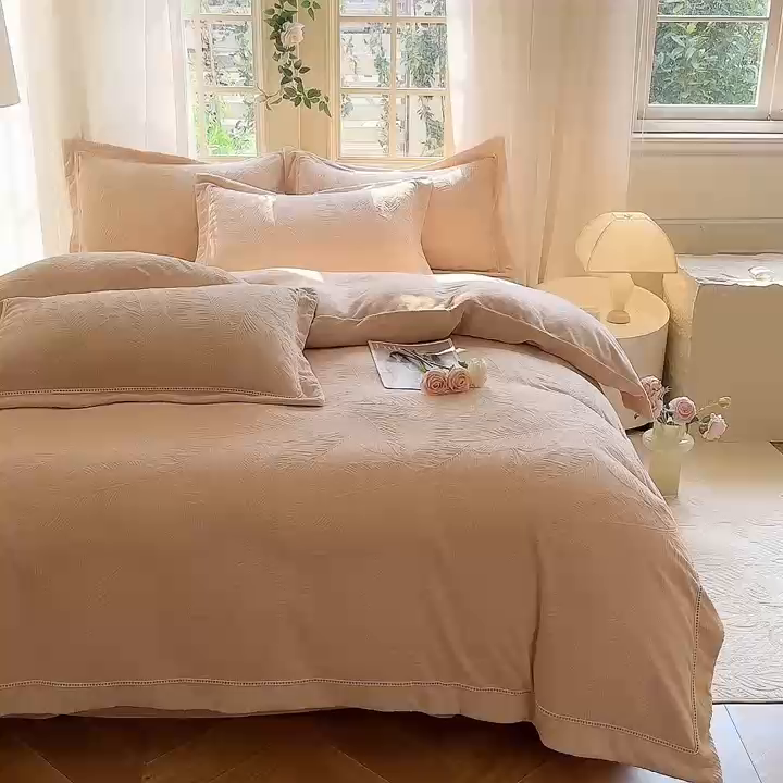 91家纺网 家纺一手货源 找家纺 艾唯希家纺 2024新款纯雕A类230克全消光雕花绒四件套牛奶绒6D高克重珊瑚绒宝宝绒 花之蔓-驼