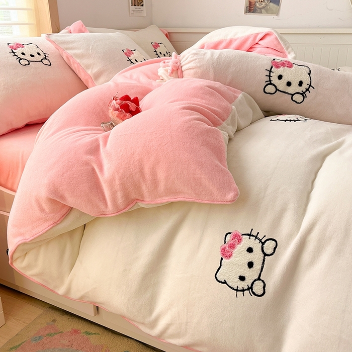 91家纺网 家纺一手货源 找家纺 绒世界 2024秋冬新款卡通毛巾绣牛奶绒四件套 kt猫白