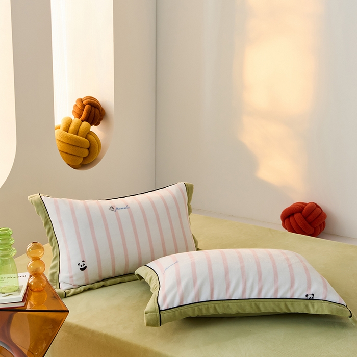 91家纺网 家纺一手货源 找家纺 LADYCOCO可可家居 单枕套-2024新款牛奶绒数码印花单品系列 条纹熊猫粉+果绿