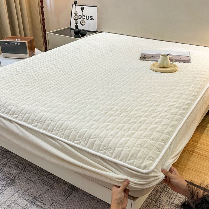 91家纺网 家纺一手货源 找家纺 LADYCOCO可可家居 2024新款超柔牛奶绒夹棉保暖床笠 米白色