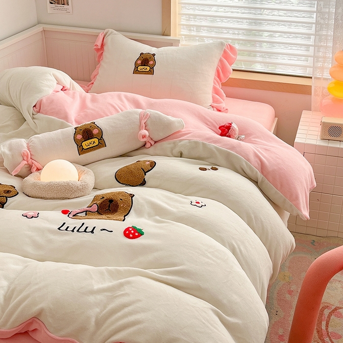 91家纺网 家纺一手货源 找家纺 绒世界 2024秋冬新款卡通毛巾绣牛奶绒四件套 恋爱小熊