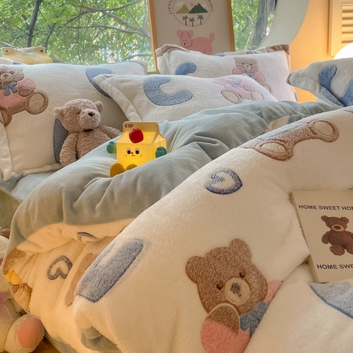 91家纺网 家纺一手货源 找家纺 慕尚 2025新款高克重印花雪花绒被套单件 字母熊