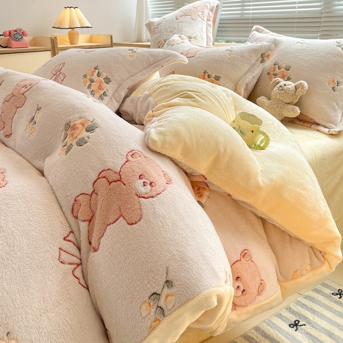 91家纺网 家纺一手货源 找家纺 慕尚 2025新款高克重印花雪花绒四件套  糯米熊