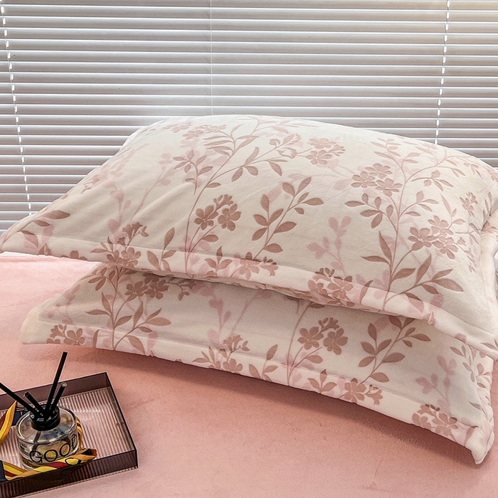 91家纺网 家纺一手货源 找家纺 慕尚 2025新款高克重保暖双色雕花绒枕套单件 羽叶-粉