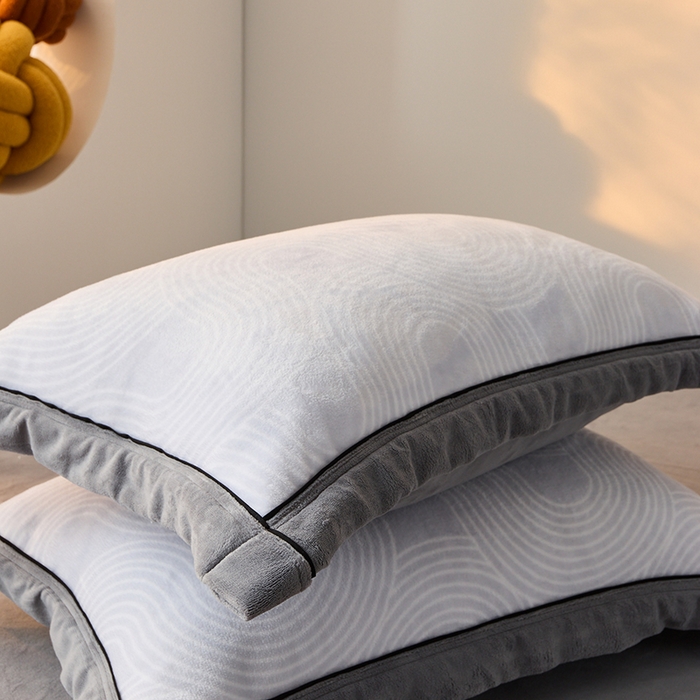 91家纺网 家纺一手货源 找家纺 LADYCOCO可可家居 单枕套-2024新款牛奶绒数码印花单品系列 知音浅灰+灰色