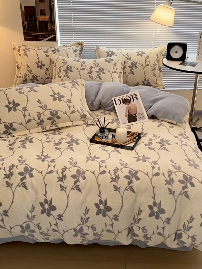 91家纺网 家纺一手货源 找家纺 慕尚 2025新款高克重保暖双色雕花绒四件套 藤蔓-米灰