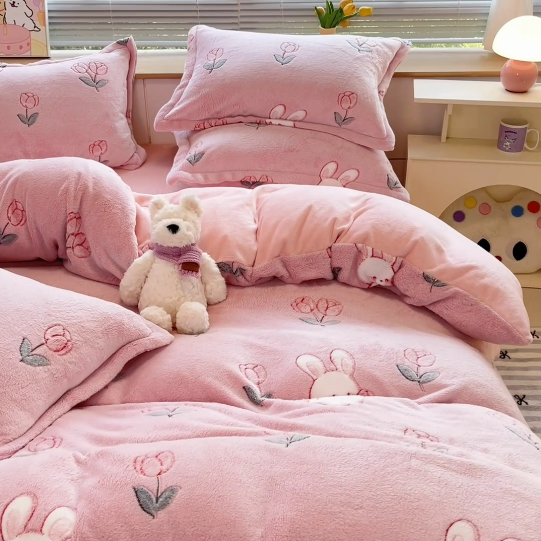 91家纺网 家纺一手货源 找家纺 慕尚 2025新款高克重印花雪花绒被套单件 粉白兔