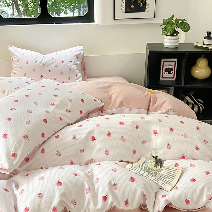 91家纺网 家纺一手货源 找家纺 田野 2024新款纯棉全棉磨毛印花四件套系列 幸运草莓