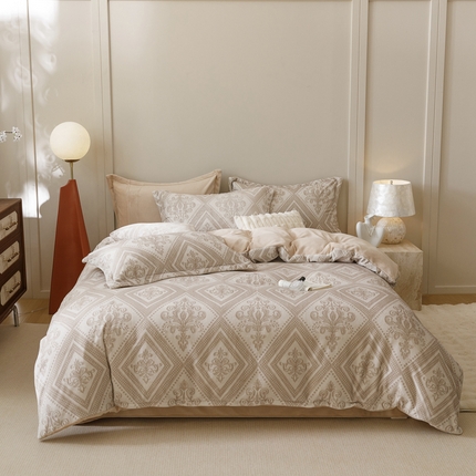 91家纺网 家纺一手货源 找家纺 席佬大 2025新款230g轻奢肌理纹雕花工艺款加厚牛奶绒四件套（可提供买家秀 ） 法式浪漫-奶咖