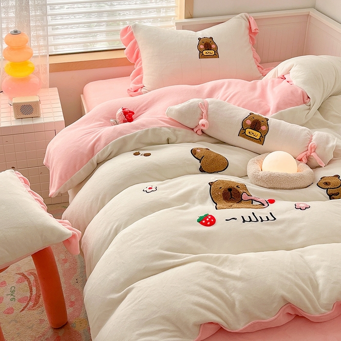 91家纺网 家纺一手货源 找家纺 绒世界 2024秋冬新款卡通毛巾绣牛奶绒四件套 恋爱小熊