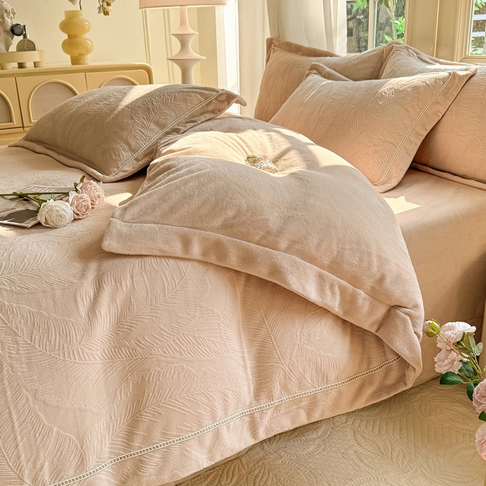 91家纺网 家纺一手货源 找家纺 艾唯希家纺 2024新款纯雕A类230克全消光雕花绒四件套牛奶绒6D高克重珊瑚绒宝宝绒 花之蔓-驼