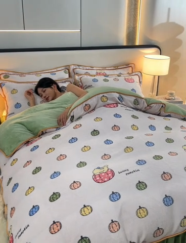 91家纺网 家纺一手货源 找家纺 雅芝蓝 2025新款8-9斤高克重印花牛奶绒四件套保暖绒套件直播爆款 南橘