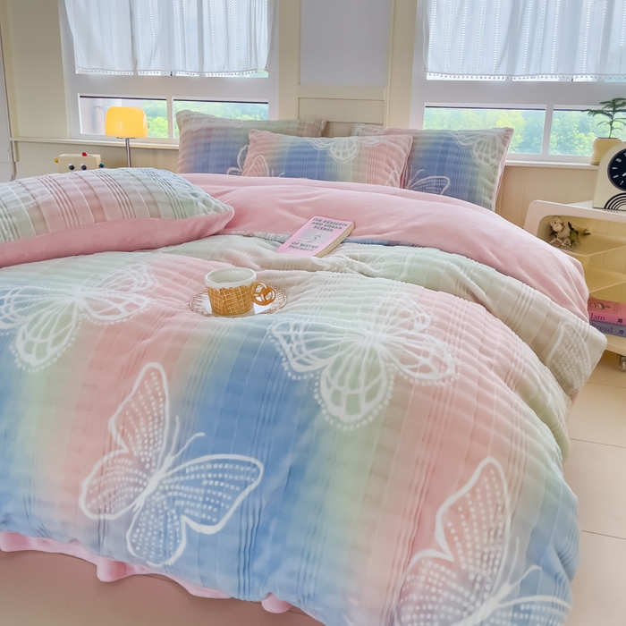 91家纺网 家纺一手货源 找家纺 言熙居2024新款-A面泡芙绒B面全消光8到9斤牛奶绒三四件套 蝴蝶-粉蓝