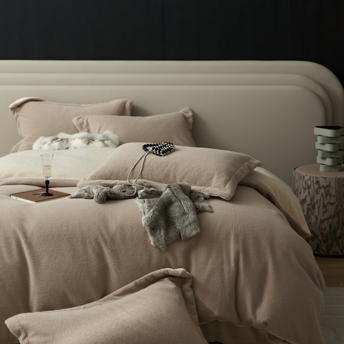 91家纺网 家纺一手货源 找家纺 金奇达家纺 2025秋冬保暖加厚绒类四件套多莉羊绒-德尔菲 枯木棕