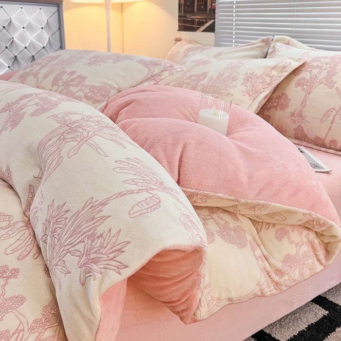91家纺网 家纺一手货源 找家纺 慕尚 2025新款高克重保暖双色雕花绒被套单件 花梦-粉