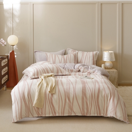 91家纺网 家纺一手货源 找家纺 席佬大 2025新款230g轻奢肌理纹雕花工艺款加厚牛奶绒四件套（可提供买家秀 ） 线条-粉