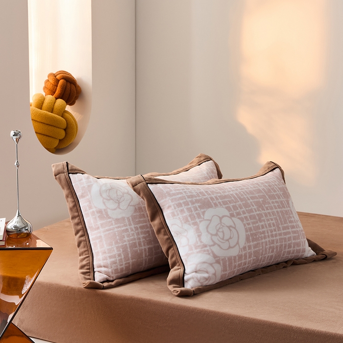91家纺网 家纺一手货源 找家纺 LADYCOCO可可家居 单枕套-2024新款牛奶绒数码印花单品系列 山茶花玉色+深咖