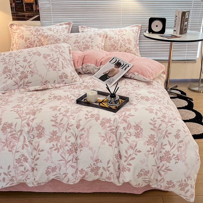 91家纺网 家纺一手货源 找家纺 慕尚 2025新款高克重保暖双色雕花绒被套单件 羽叶-粉