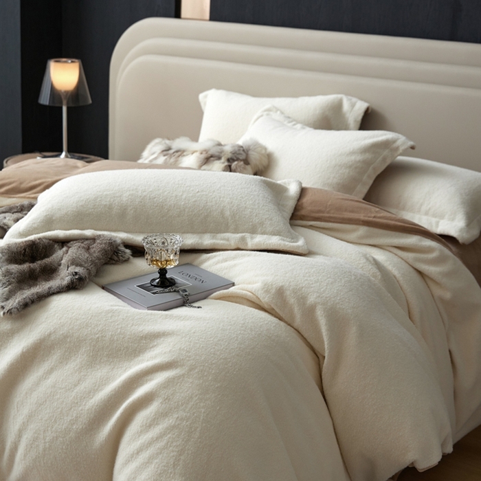 91家纺网 家纺一手货源 找家纺 金奇达家纺 2025秋冬保暖加厚绒类四件套多莉羊绒-德尔菲 月光白