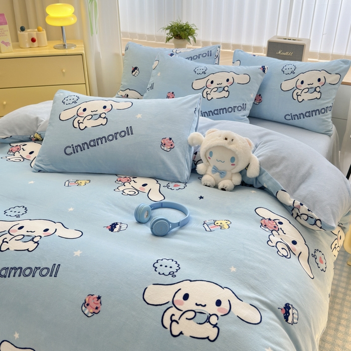 91家纺网 家纺一手货源 找家纺 曼之夏 2024新款A类三丽鸥卡通牛奶绒系列四件套 牛奶玉桂狗