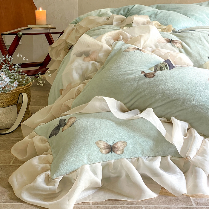 91家纺网 家纺一手货源 找家纺 慕澄家纺 2024新款高克重花边牛奶绒印花四件套 蝶舞