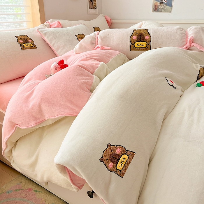 91家纺网 家纺一手货源 找家纺 绒世界 2024秋冬新款卡通毛巾绣牛奶绒四件套 恋爱小熊