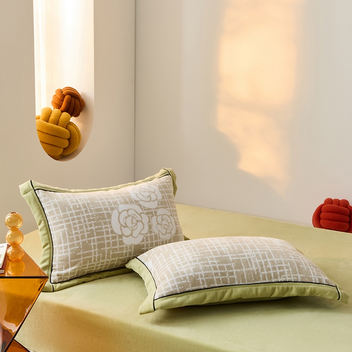 91家纺网 家纺一手货源 找家纺 LADYCOCO可可家居 单枕套-2024新款牛奶绒数码印花单品系列 山茶花浅绿+果绿