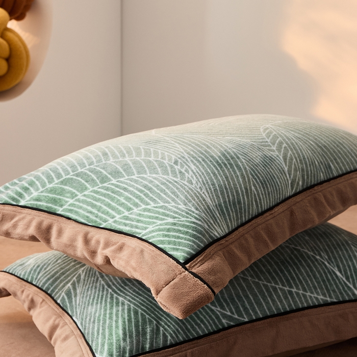 91家纺网 家纺一手货源 找家纺 LADYCOCO可可家居 单枕套-2024新款牛奶绒数码印花单品系列 叶子绿色+深咖