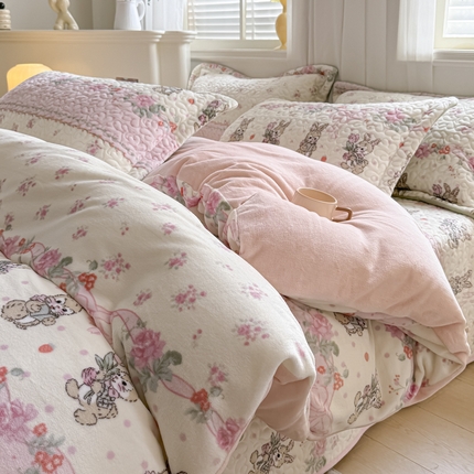 91家纺网 家纺一手货源 找家纺 （总）迪梦姿家纺 2025新款牛奶绒印花床盖四件套