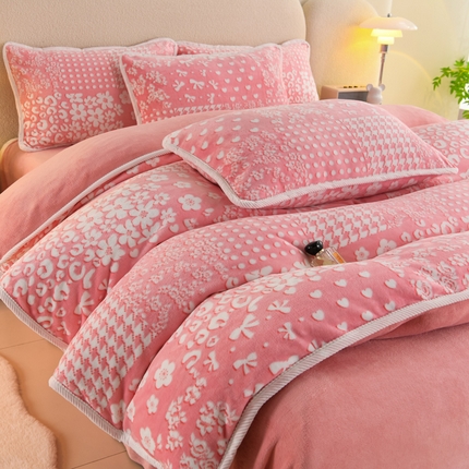 91家纺网 家纺一手货源 找家纺 牵依 2025新款高克重牛奶绒四件套 浪漫花语-粉