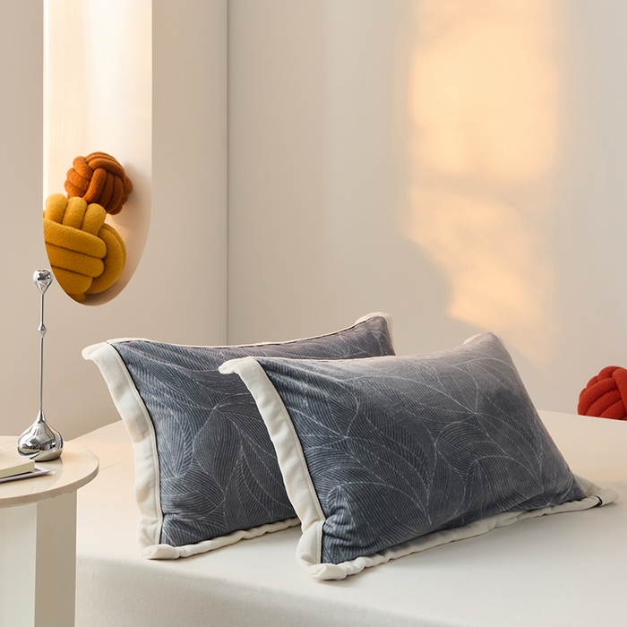 91家纺网 家纺一手货源 找家纺 LADYCOCO可可家居 单枕套-2024新款牛奶绒数码印花单品系列 叶子灰色+米白