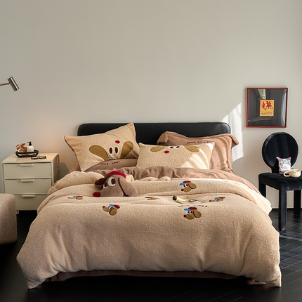 91家纺网 家纺一手货源 找家纺 沐晴 2024秋冬新款高克重蚂蚁牛奶绒卡通毛巾绣花四件套 班纳狗