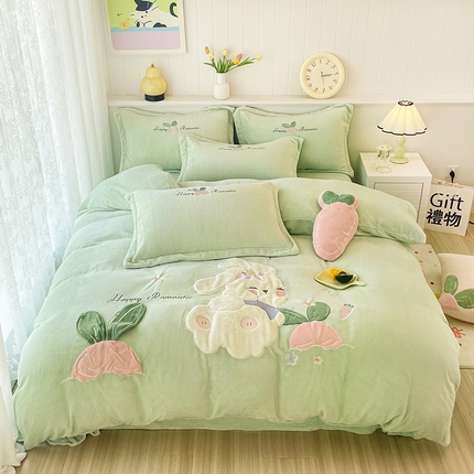 91家纺网 家纺一手货源 找家纺 （总）金绣美居 2025新款牛奶绒兔毛绒贴布绣花保暖四件套-萝卜兔