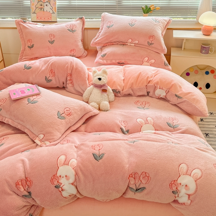 91家纺网 家纺一手货源 找家纺 慕尚 2025新款高克重印花雪花绒被套单件 粉白兔