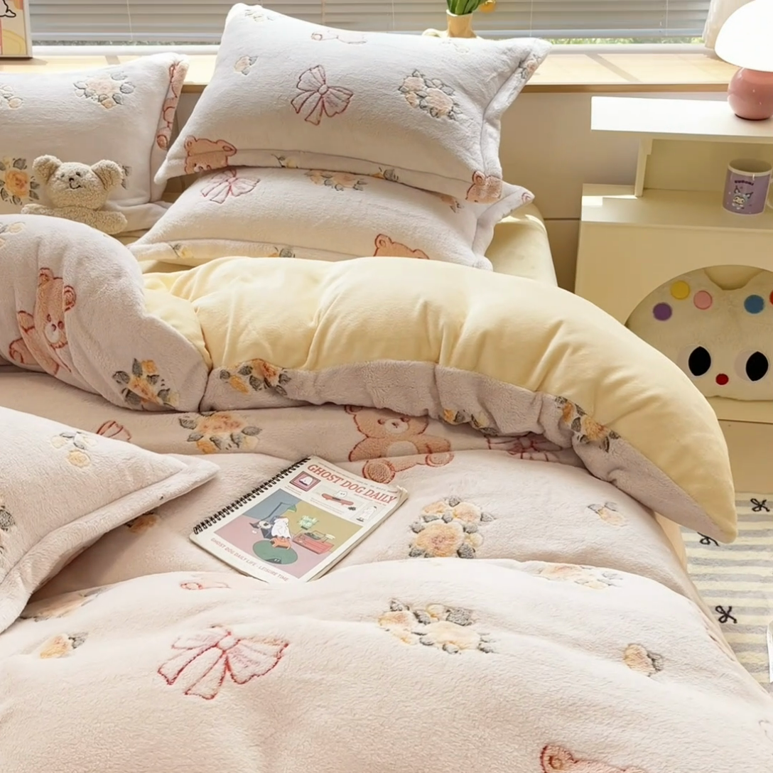 91家纺网 家纺一手货源 找家纺 慕尚 2025新款高克重印花雪花绒四件套  糯米熊