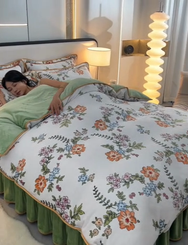 91家纺网 家纺一手货源 找家纺 雅芝蓝 2025新款8-9斤高克重印花牛奶绒四件套保暖绒套件直播爆款 漫野