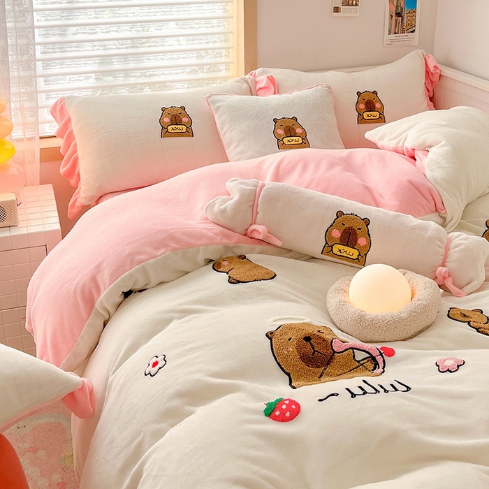 91家纺网 家纺一手货源 找家纺 绒世界 2024秋冬新款卡通毛巾绣牛奶绒四件套 恋爱小熊