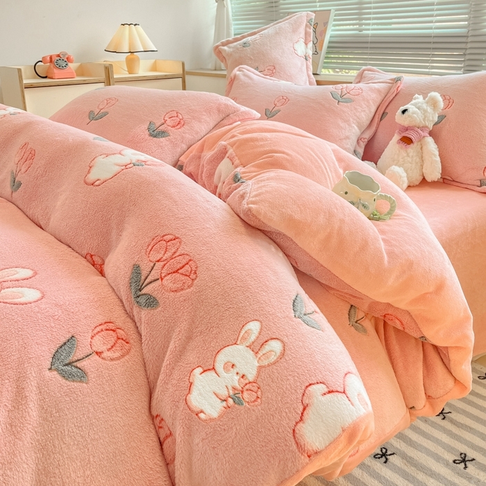 91家纺网 家纺一手货源 找家纺 慕尚 2025新款高克重印花雪花绒被套单件 粉白兔