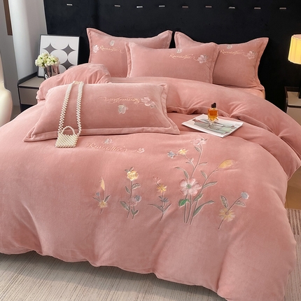 91家纺网 家纺一手货源 找家纺 （总）孟鑫家纺 2025新款大版绣花牛奶绒四件套刺绣花卉高克重宝宝绒-秘密花园
