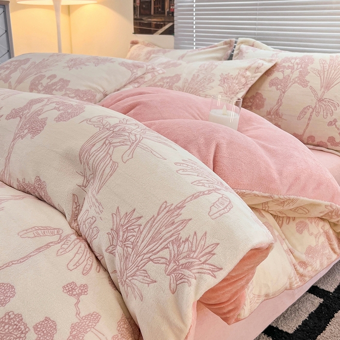 91家纺网 家纺一手货源 找家纺 慕尚 2025新款高克重保暖双色雕花绒四件套 花梦-粉