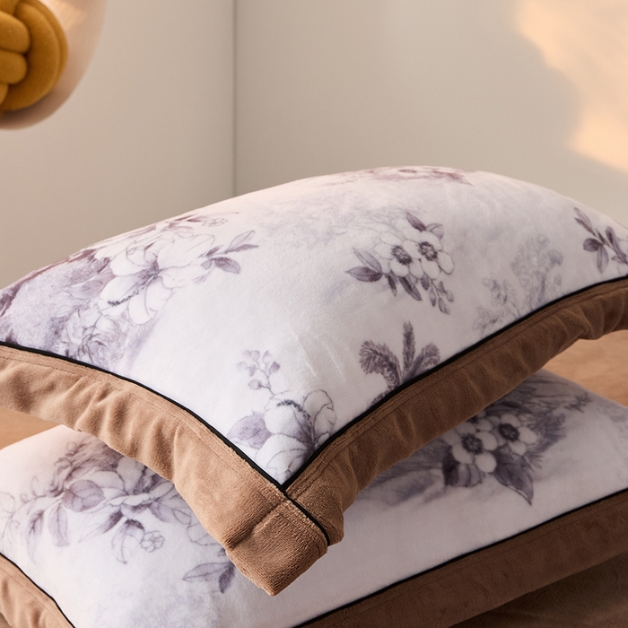 91家纺网 家纺一手货源 找家纺 LADYCOCO可可家居 单枕套-2024新款牛奶绒数码印花单品系列 山林浅驼+深咖