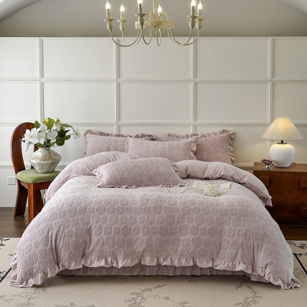 91家纺网 家纺一手货源 找家纺 野合家纺 2024新款法式A类雕花牛奶绒韩版公主风四件套床盖款床单款床笠款 山茶花-杏仁粉