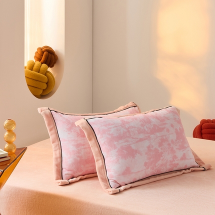 91家纺网 家纺一手货源 找家纺 LADYCOCO可可家居 单枕套-2024新款牛奶绒数码印花单品系列 雾里看花浅粉+玉粉