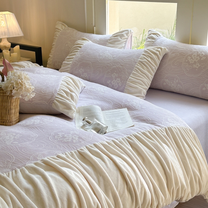 91家纺网 家纺一手货源 找家纺 慕澄家纺 2024新款法式轻奢款琢色烂花牛奶绒四件套 紫苑