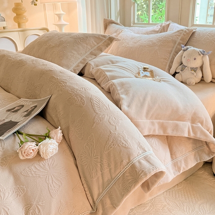 91家纺网 家纺一手货源 找家纺 艾唯希家纺 2024新款纯雕A类230克全消光雕花绒四件套牛奶绒6D高克重珊瑚绒宝宝绒 花舞蝶飞-驼