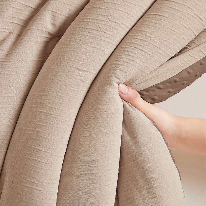 91家纺网 家纺一手货源 找家纺 2024新款A类双层皱皱纱豆豆被子被芯 皱皱纱-焦糖咖