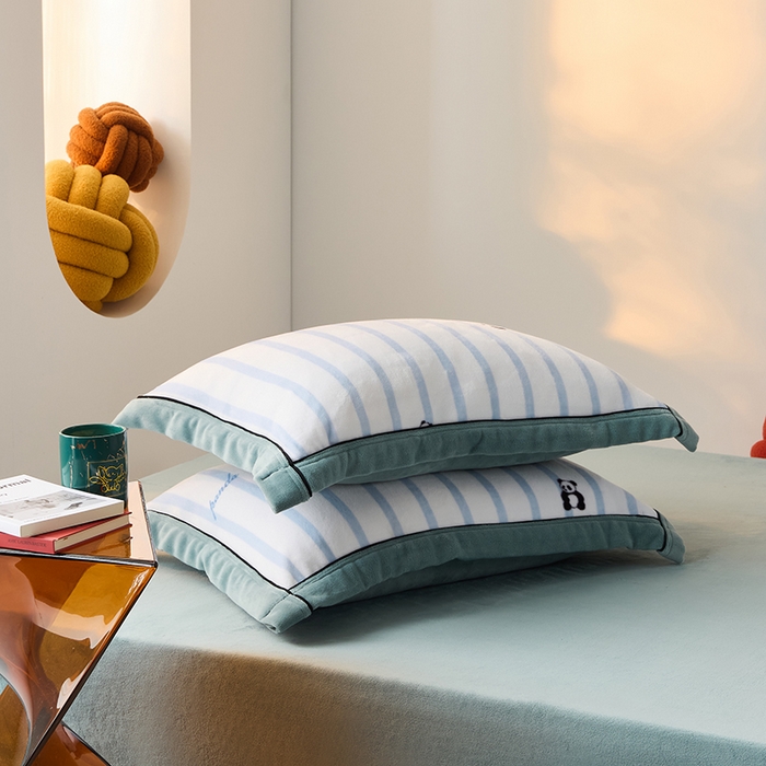 91家纺网 家纺一手货源 找家纺 LADYCOCO可可家居 单枕套-2024新款牛奶绒数码印花单品系列 条纹熊猫蓝+蓝色