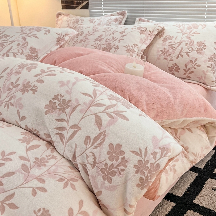 91家纺网 家纺一手货源 找家纺 慕尚 2025新款高克重保暖双色雕花绒四件套 羽叶-粉